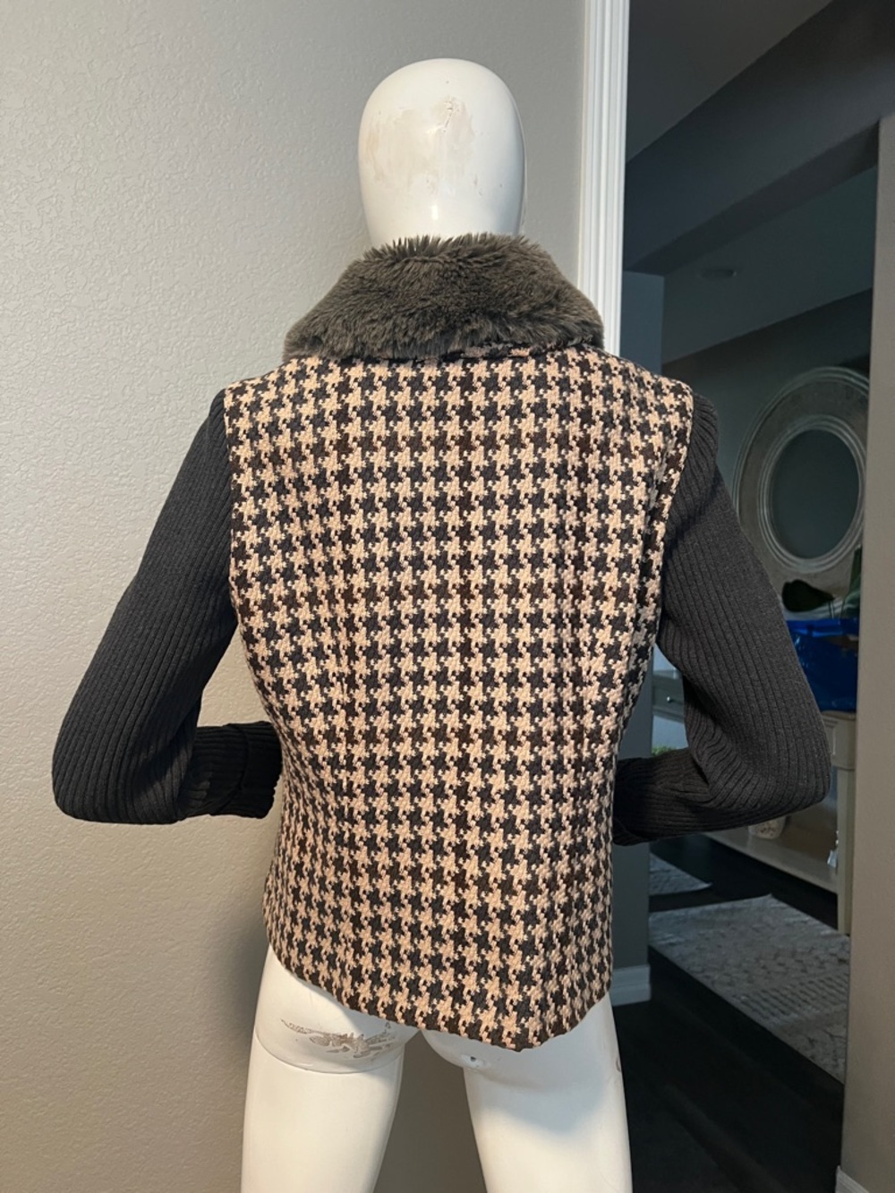 CAbi jacket with sweater sleeves and removable fur neckline. Size 8 - Picture 3 of 14